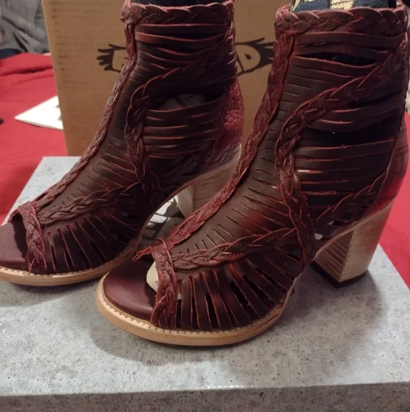 Freebird by Steven Bella Wine Sandals Size 7.0 - Picture 2 of 5